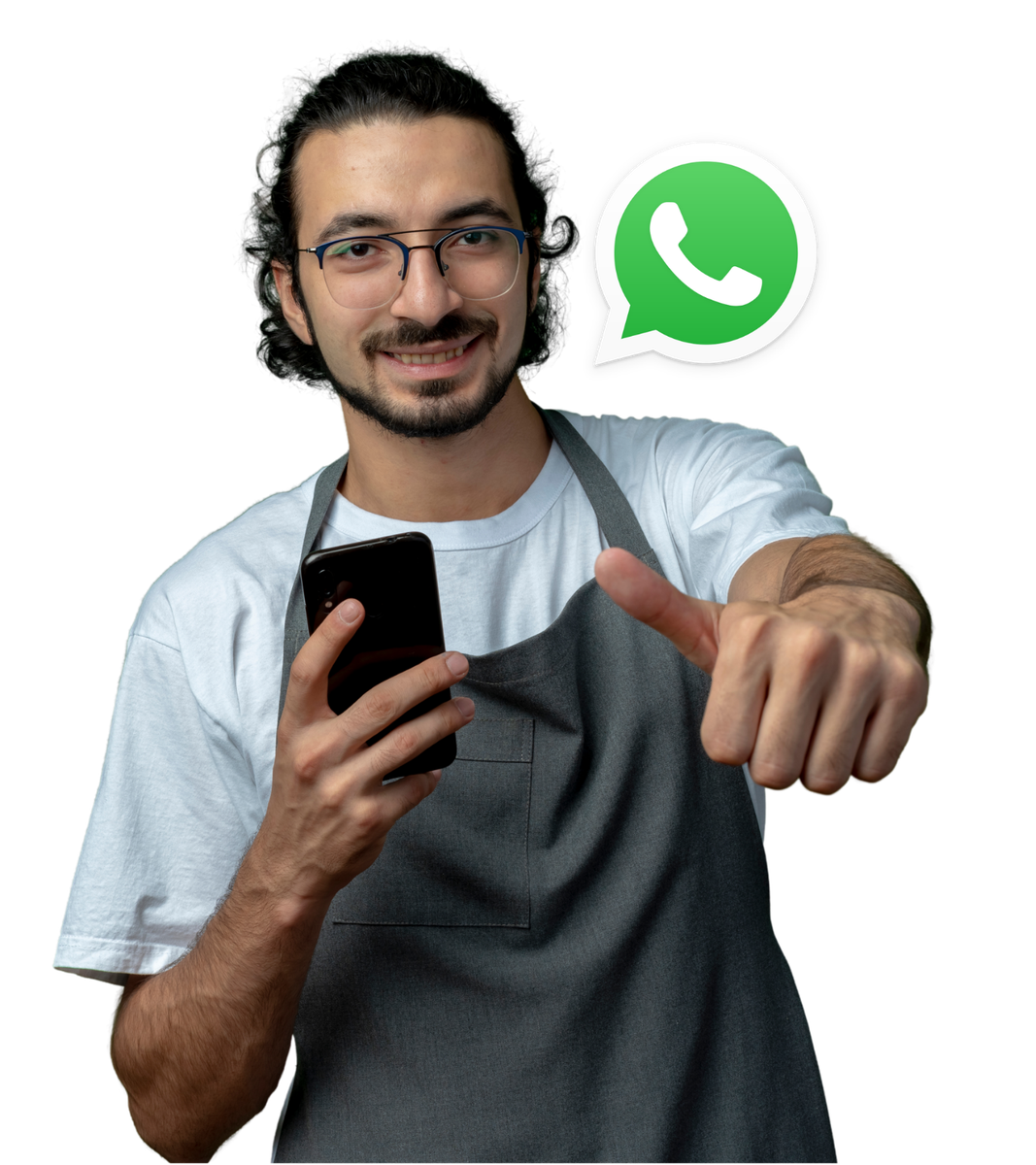 Comerciante con delantal mostrando su teléfono, con el logo de WhatsApp